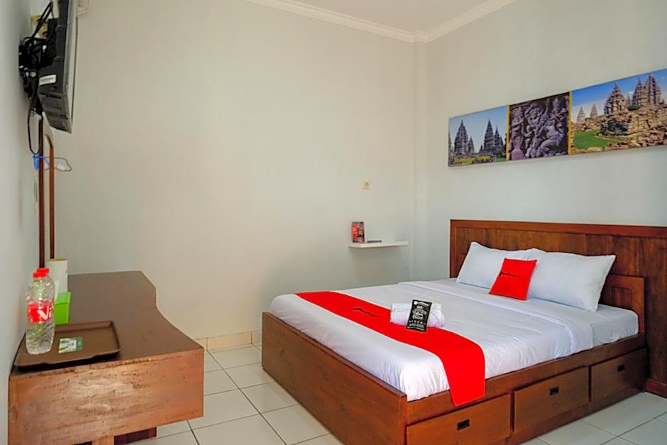 RedDoorz near Padang Golf Adisucipto