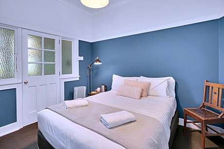 Standard Queen Room with Ensuite Bathroom