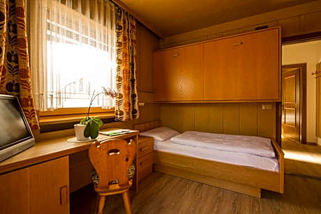 Basic Triple Room with Shared Bathroom