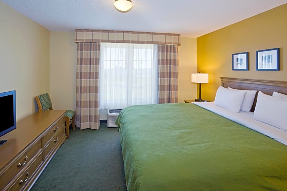 Country Inn & Suites by Radisson, Salina, KS