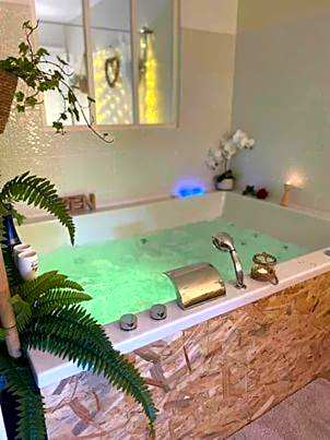 LOVER'S ROOM TROPIC