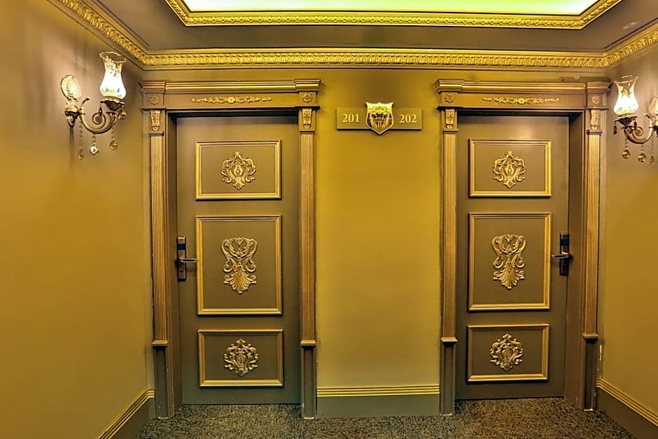 Real King Suite Hotel