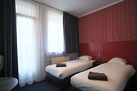 Standard Twin Room with Shared Bathroom