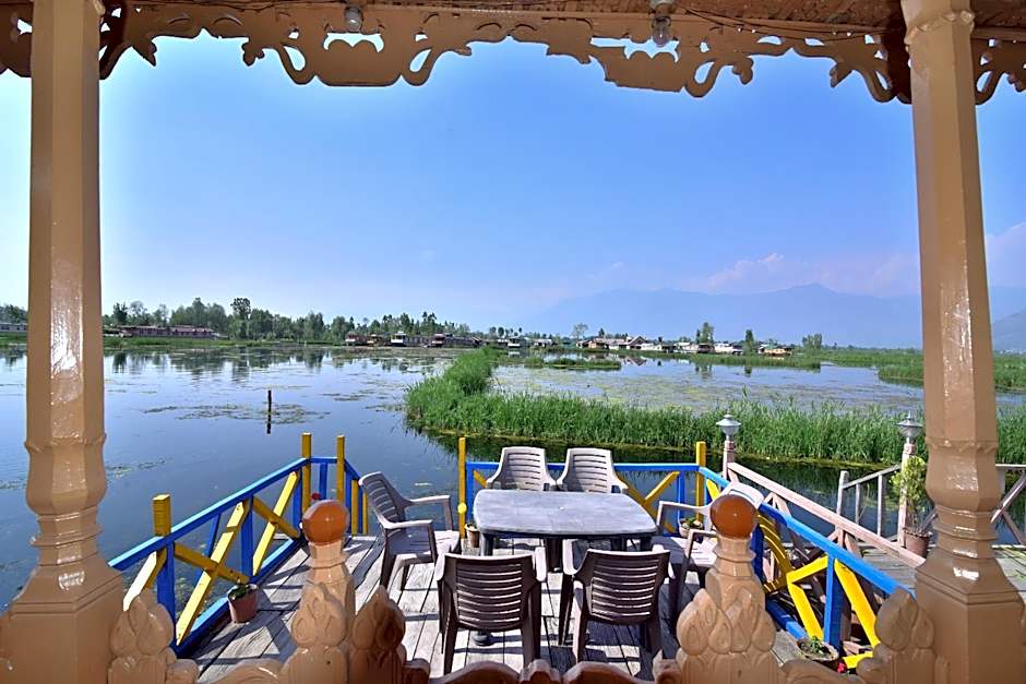 Golden Hopes Group of Houseboats
