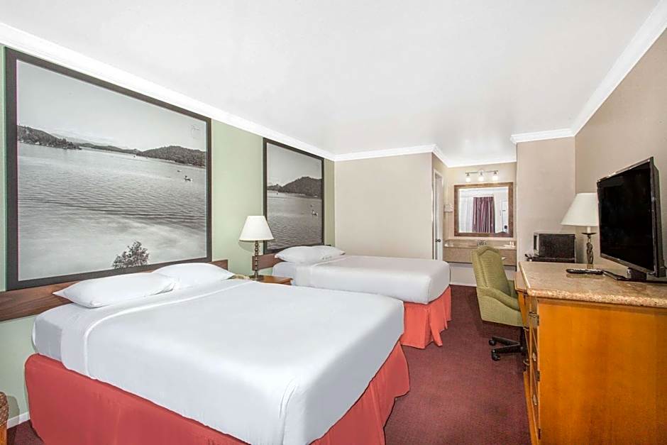Upper Lake Inn & Suites