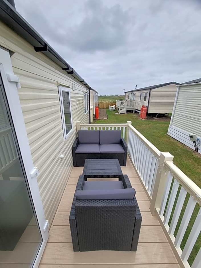 Chic, spacious & fun coastal retreat - family friendly - 3 min walk to beach