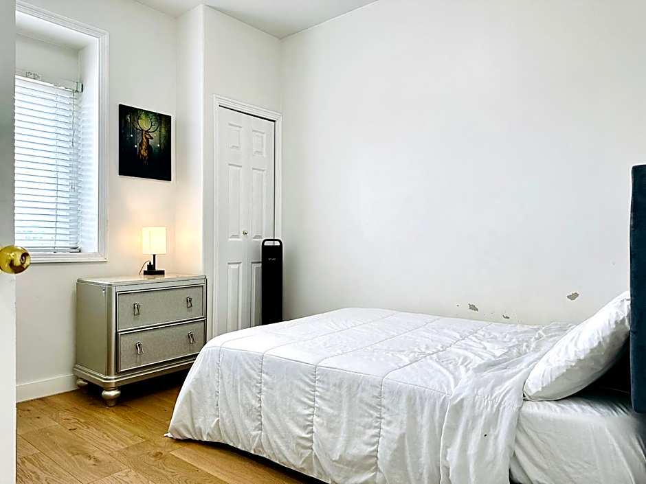 3BR Modern Home - Near SkyTrain - Free Parking & Pet Friendly