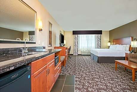 Suite - Hearing Accessible - Non-Smoking