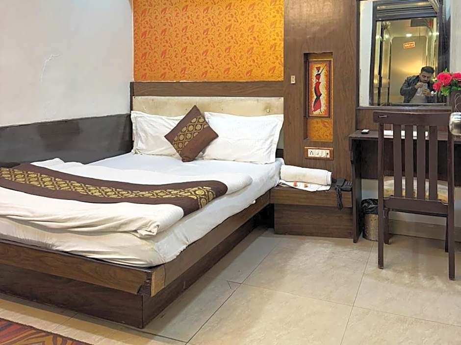 Hotel Shiv Palace – Delhi, NY