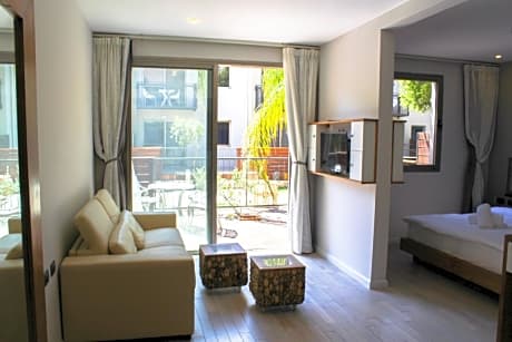 Courtyard Deluxe Suite