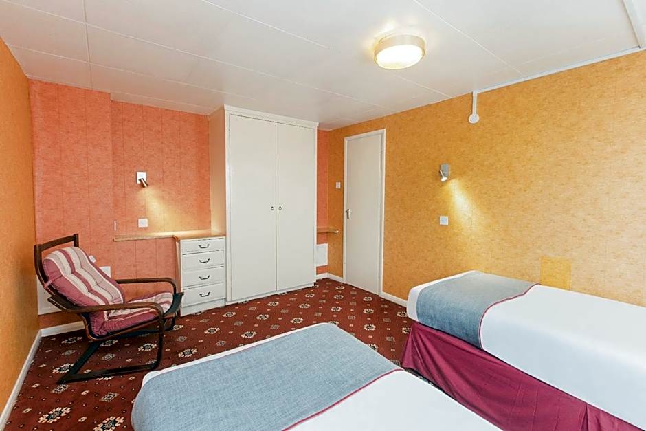 OYO Stade Court Hotel