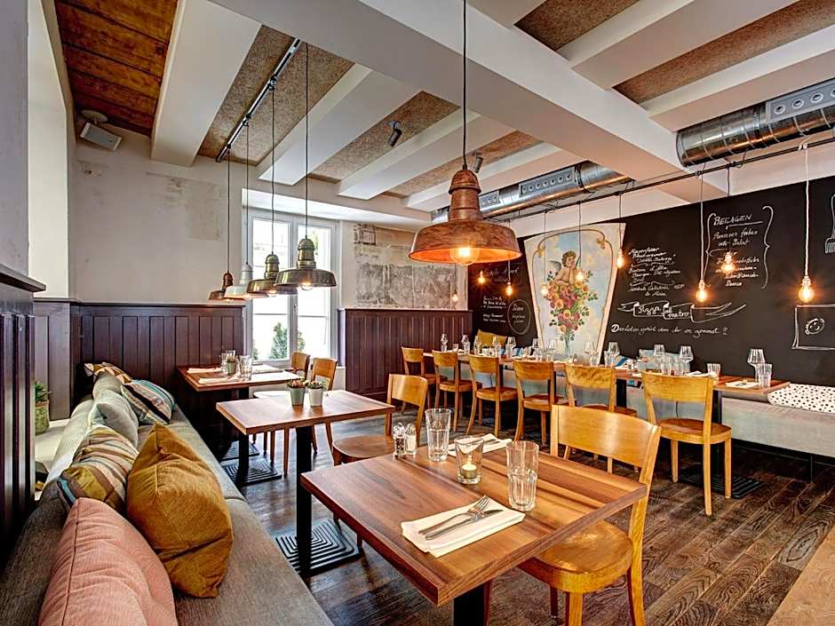 August Restaurant Hotel