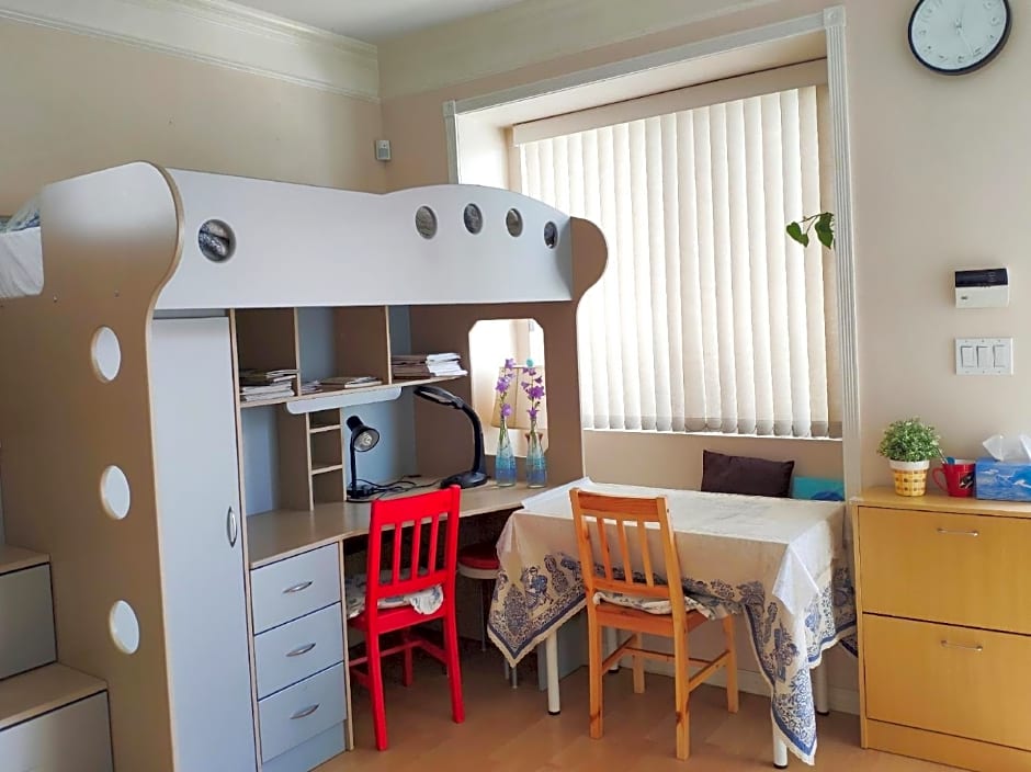 Helen's House / Close to Skytrain and Airport