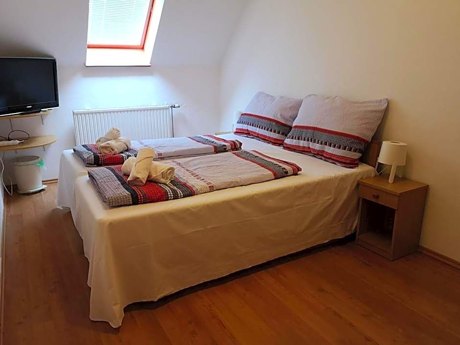 Parton Hotel & Bowling