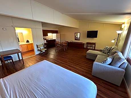 Deluxe King Suite