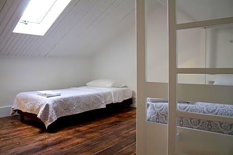 Bed in 3-Bed Dormitory Room with Shared Bathroom