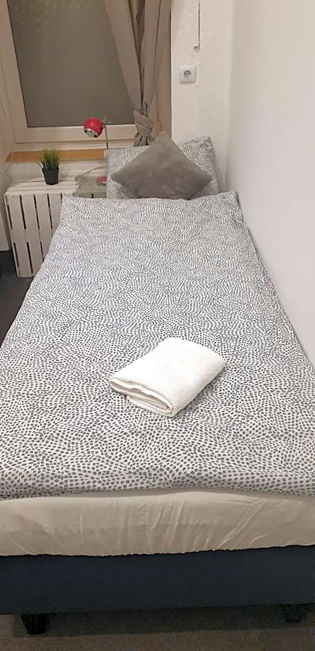 FlyFly Hostel , darmowy parking , rezerwuj przez urządzenia mobilne -10 procent