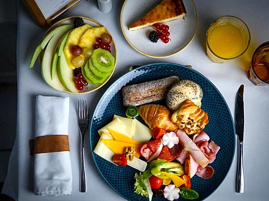 Queen'S Court Hotel & Residence