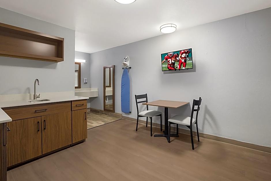 HomeTowne Studios by Red Roof Orange, TX