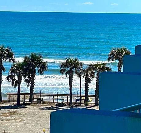 Luxury Beach Condo with Pool and Tiki Bar!