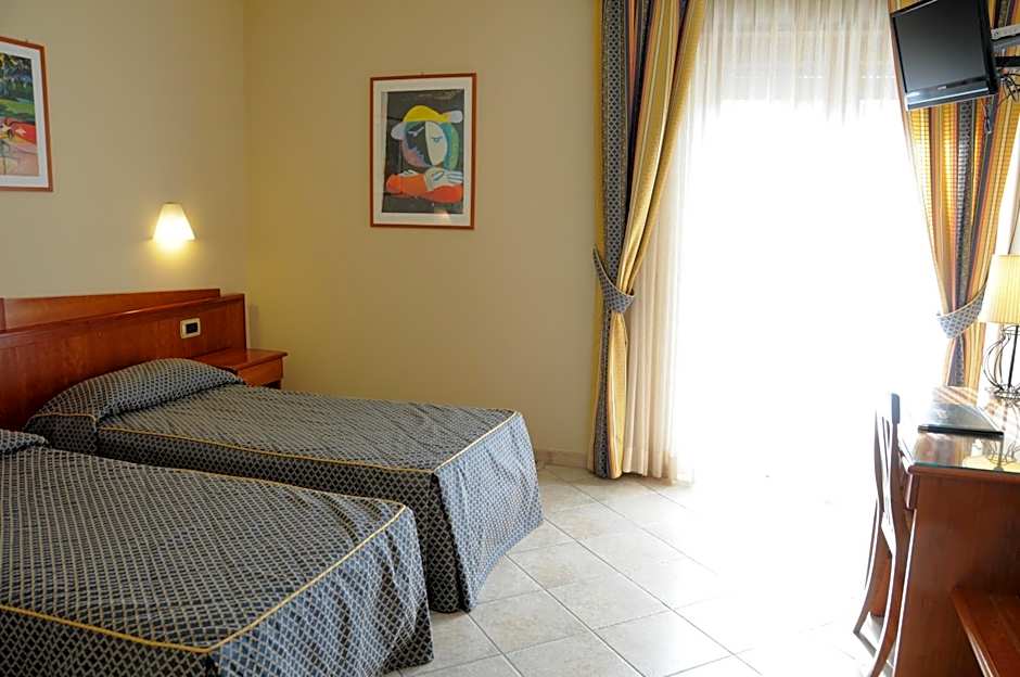 Zdjęcie 1 z 11 — 1 Double Bed or 2 Beds