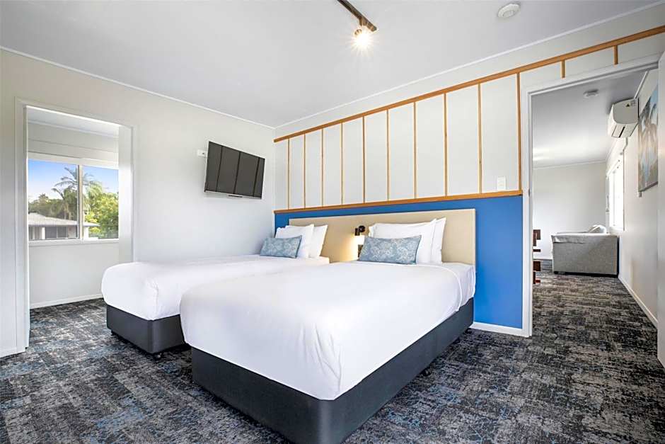 Nightcap at Queens Beach Hotel