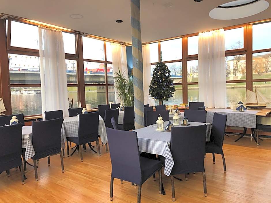 The Boat - Hostel&Chill