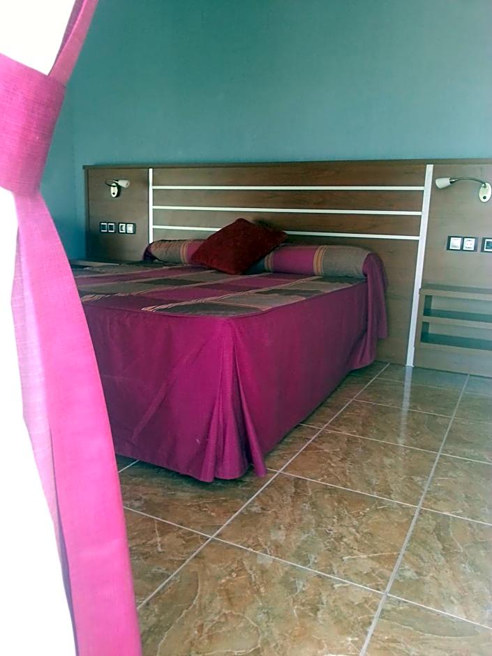 La Familia Gallo Rojo