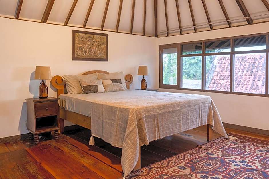 Spacious rustic Balinese villa with large pool