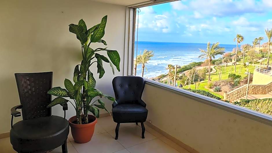 שירת הים -עם מרפסת עץ ובריכת זרמים פרטית חוף צאנז לציבור החרדי