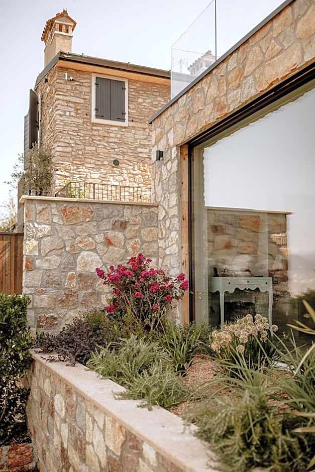 FAVAI HILLS your secret hideaway