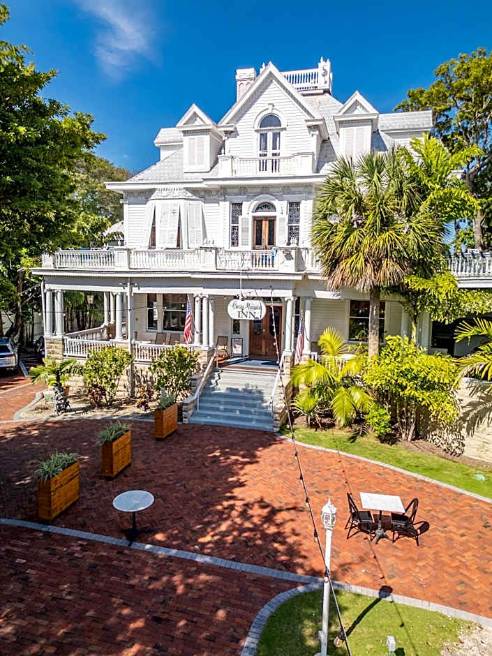 Deluxe Queen at the Curry Mansion - Parking & Heated Pool!