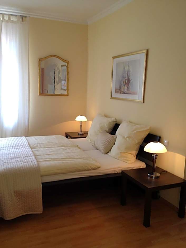 Photo 1 of 3 of Quadruple Room