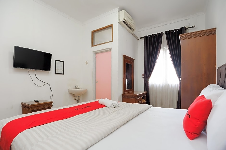 RedDoorz syariah near AEON Mall Tanjung Barat