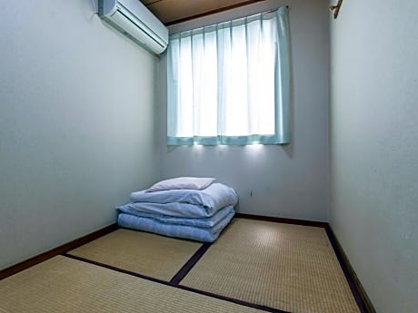 Tatami Room up to 1 guest  - Next to Washroom - Non-Smoking