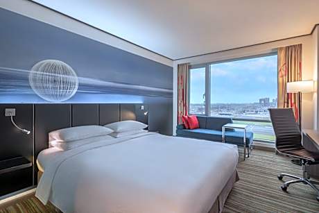 Deluxe King Room with Airport View - Club Access