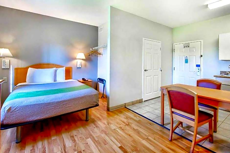 OYO Hotel Sulphur Kitchenette Daily Weekly Stays