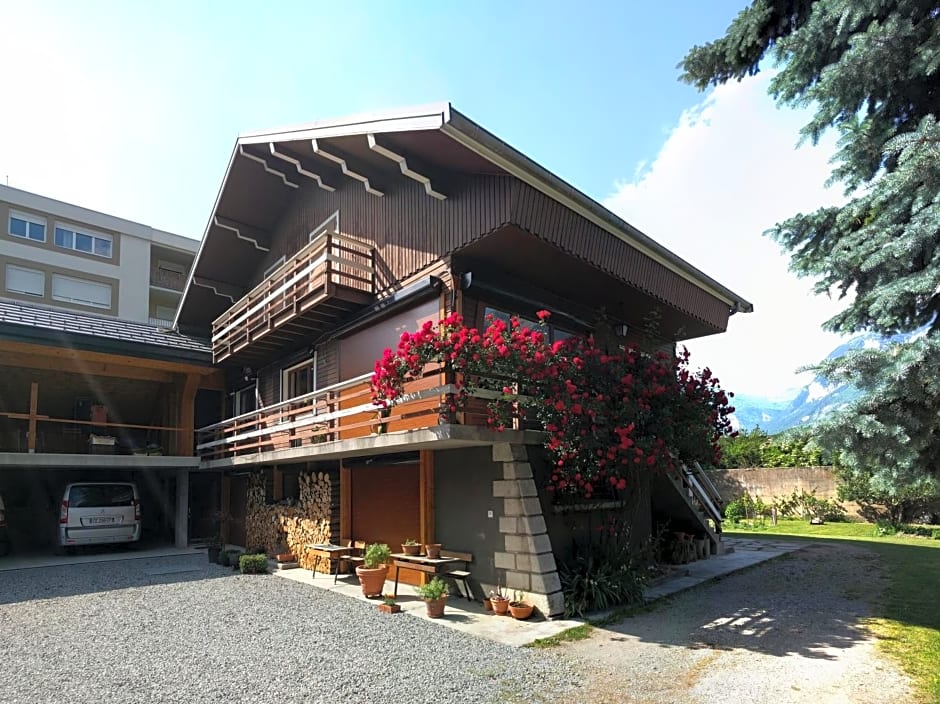Chalet Les Cols - Chambres avec terrasse & jardin - proche de la nouvelle gare