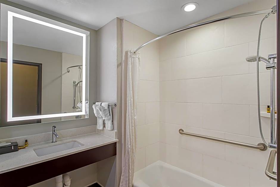 Best Western Plus Bay City Inn & Suites