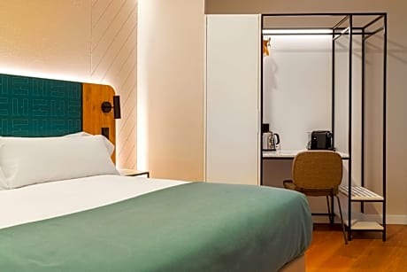 Comfort Queen Room (Wheelchair accessible)