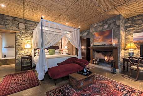 Luxury Cottage with Garden View with 2 Game Drives