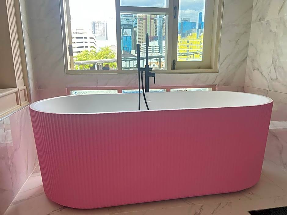 V20 Boutique Jacuzzi Hotel