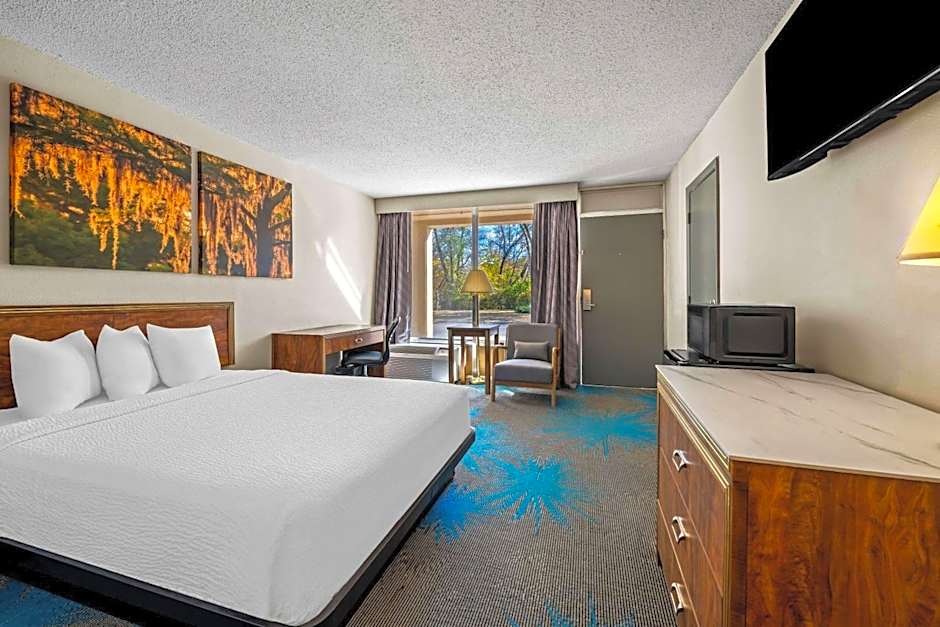 Days Inn by Wyndham Dubuque
