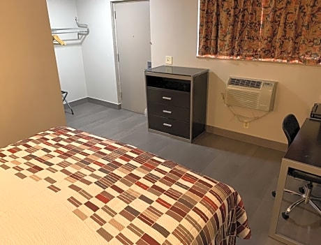 Deluxe Room with One Queen Bed Non-Smoking 