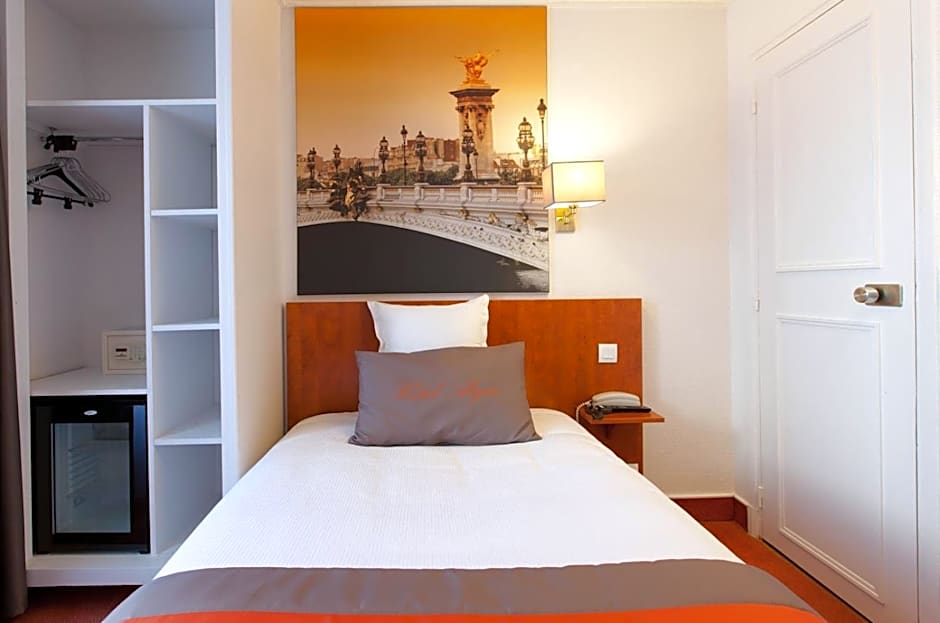 Alyss Saphir Cambronne Eiffel