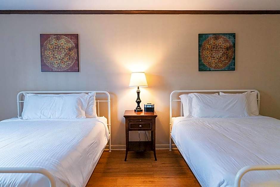 Whispering Winds Motel