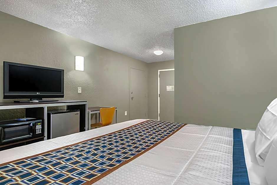 Photo 1 of 3 of 1 Queen Bed, Nonsmoking