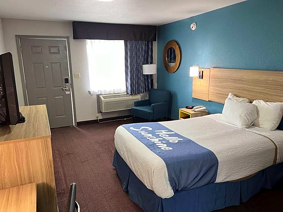 Days Inn by Wyndham Pratt