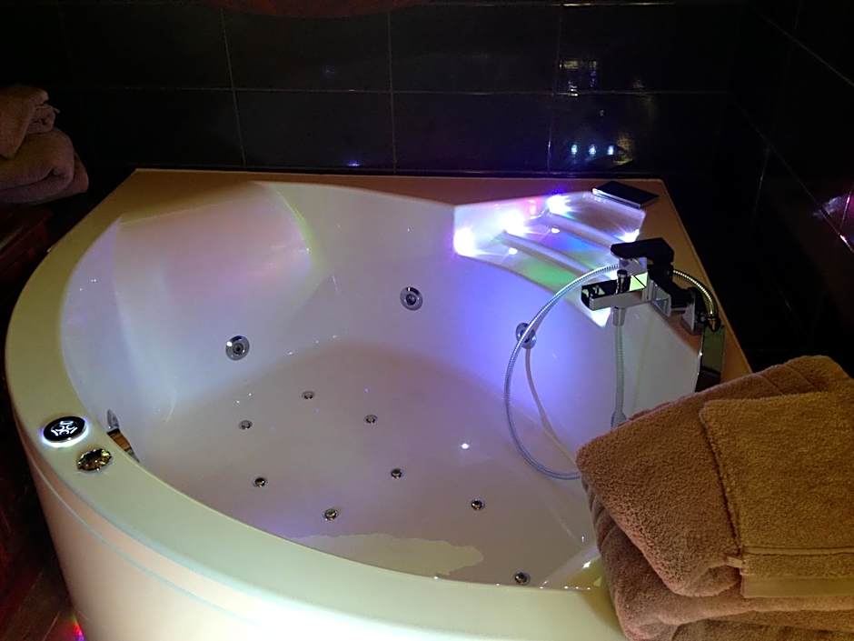 Foto 1 von 6 von Suite, Jetted Tub