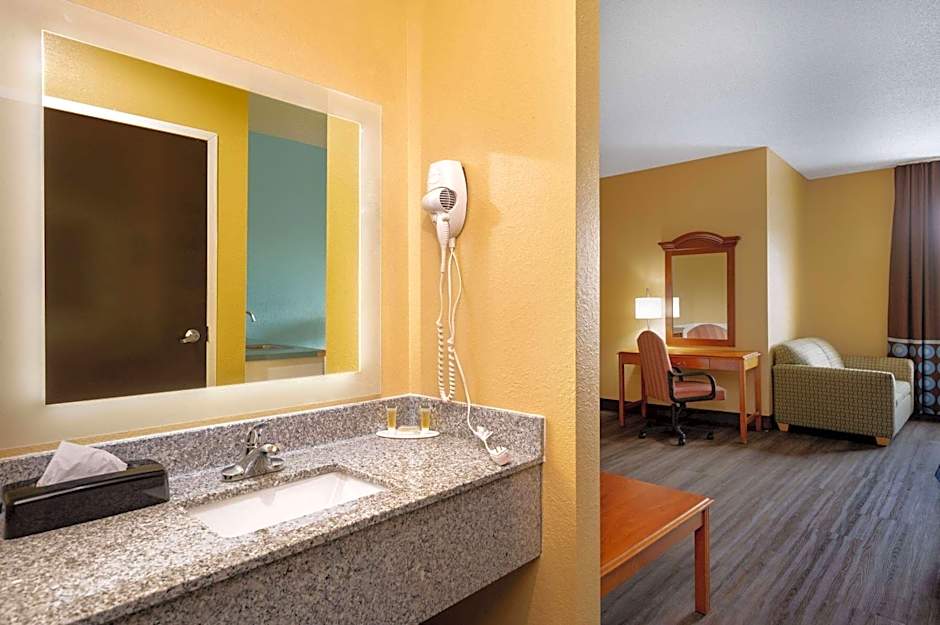 Super 8 by Wyndham Salisbury